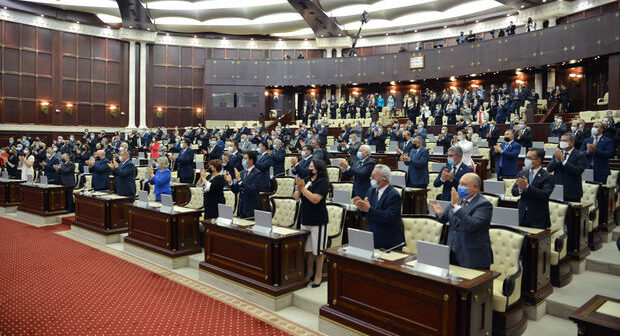 Hörmətli deputatlar, parlament tərif yeri deyil…
