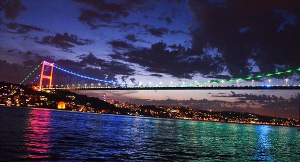İstanbulun məşhur körpüsü Azərbaycan bayrağının rəngləri ilə işıqlandırılıb – FOTO