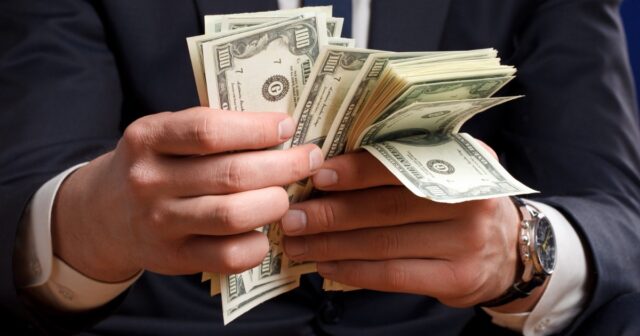 “Banklara əhalidən dollar almaq sərf edir” – İqtisadçı
