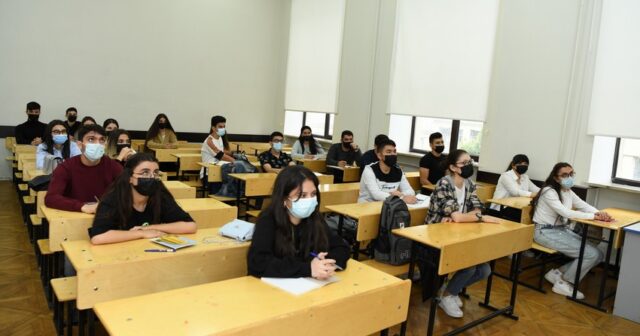Azərbaycanda ödənişli təhsil alan və kəsiri olan tələbələrin sayı açıqlanıb