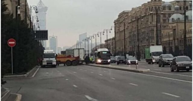 Bakıda yük maşınlarının bağladığı yollar açıldı