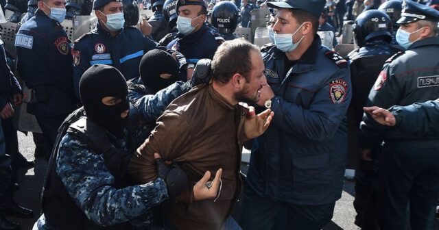 Ermənistanda polislə etirazçılar arasında əlbəyaxa dava düşüb