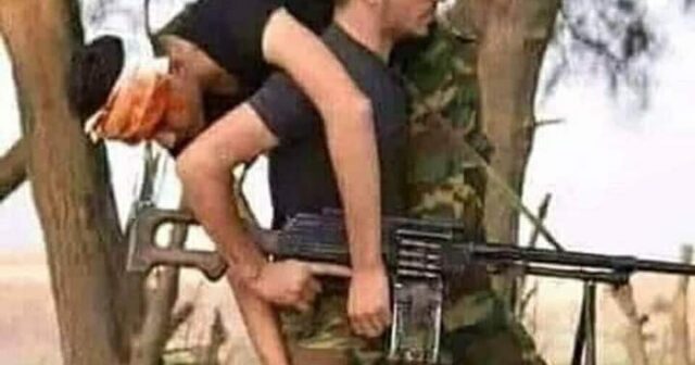 Yaralı döyüş yoldaşını çiyinlərində daşıyan 19 yaşlı şəhid əsgərimiz – FOTO