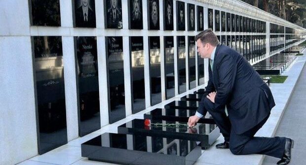 Britaniyanın Silahlı Qüvvələr naziri Şəhidlər xiyabanını ziyarət edib