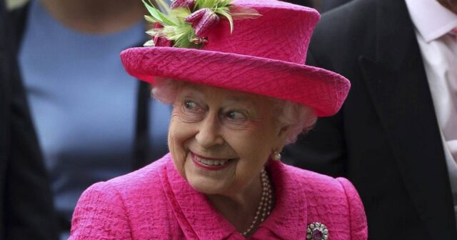 Böyük Britaniya kraliçası ukraynalı qaçqınlara yardım edib