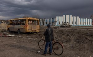 Çerniqovda mülki könüllülərin avtobusu atəşə tutuldu: 1 ölü