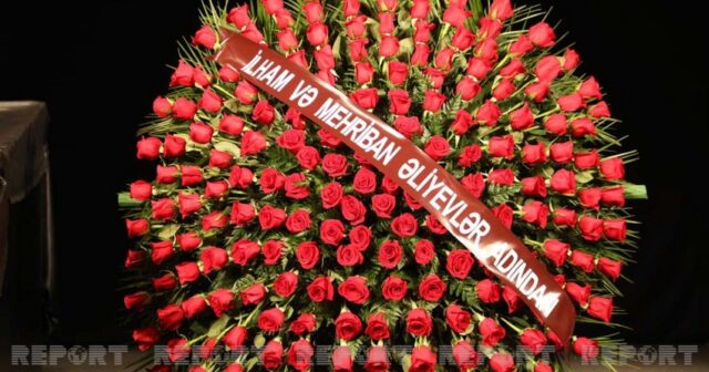 İlham Əliyev və Mehriban Əliyeva sabiq prezidentin vida mərasiminə əklil göndərib