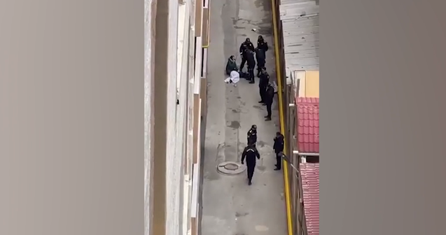 Xırdalanda qadın özünü binadan atdı – ürəyi zəif olanlar baxmasın – VİDEO