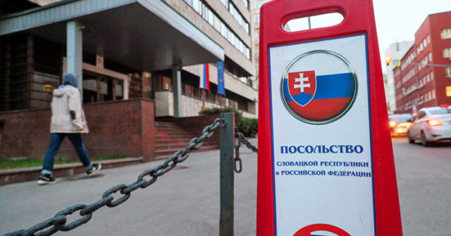 Moskva 3 Slovakiya diplomatını ölkədən çıxarır