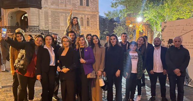 Gürcüstandan Azərbaycana gələn bir qrup ziyalı Qarabağdakı bərpa işləri barədə məlumatlandırılıb