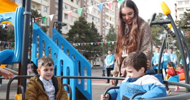 Leyla Əliyeva “Bizim həyət” layihəsi çərçivəsində növbəti həyətin açılışında iştirak edib