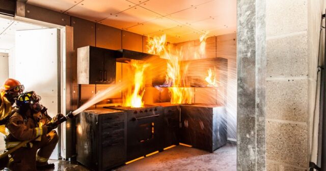 Bakıda çoxmərtəbəli yaşayış binasında yanğın olub