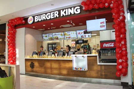 “Burger King”də istifadəyə yararsız məhsullar aşkarlanıb
