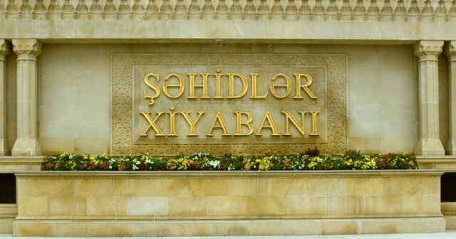 Sadır Japarov və xanımı Şəhidlər xiyabanını ziyarət ediblər