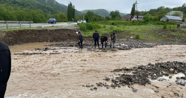 Azərbaycanda dəhşət: sel körpünü uçurdu, bir neçə kəndlə əlaqə kəsildi