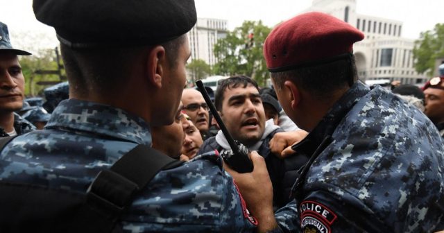 İrəvanda 100-dən çox aksiya iştirakçısı saxlanılıb
