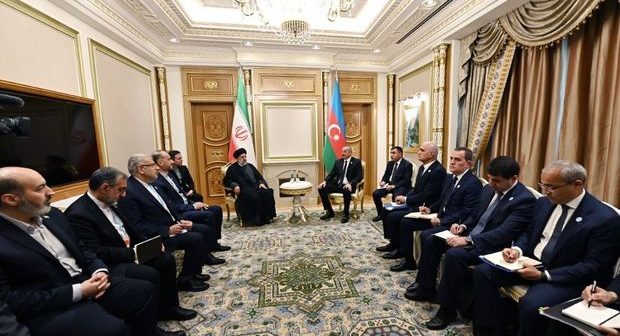 İlham Əliyev Aşqabadda İran prezidenti ilə görüşdü