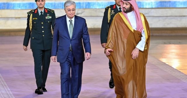 Qazaxıstan Prezidenti Məkkədə Ümrə ziyarəti edib