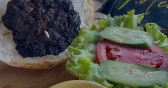 Bakıda dəhşət: Turan restoranında burgerin içindən görün nə çıxdı – VİDEO
