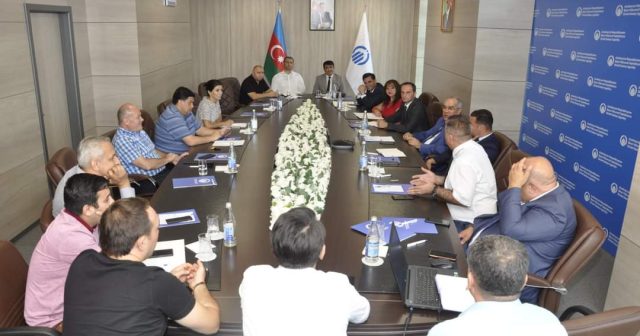 QHT və media nümayəndələri intiharları müzakirə etdi