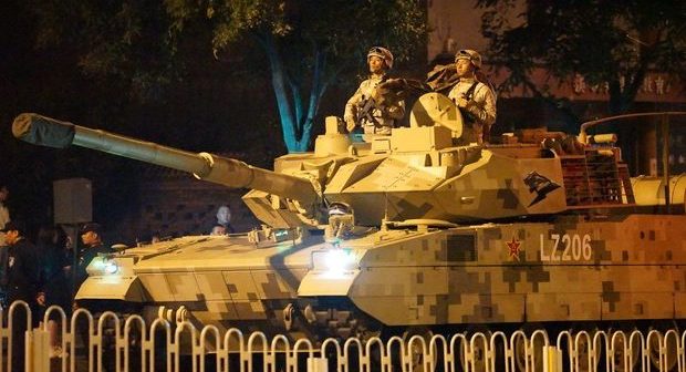 Çində kütləvi etirazlar fonunda küçələrə tanklar yeridildi – VİDEO