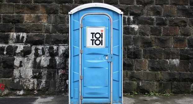 Fransada amerikalı turist tualet kabinəsində zorlanıb