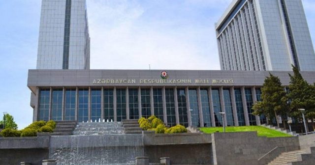 Sabah deputatların tətili başa çatır
