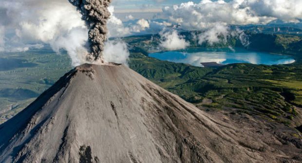 Uzaq Şərqdə üç vulkana “narıncı” səviyyə təyin edildi