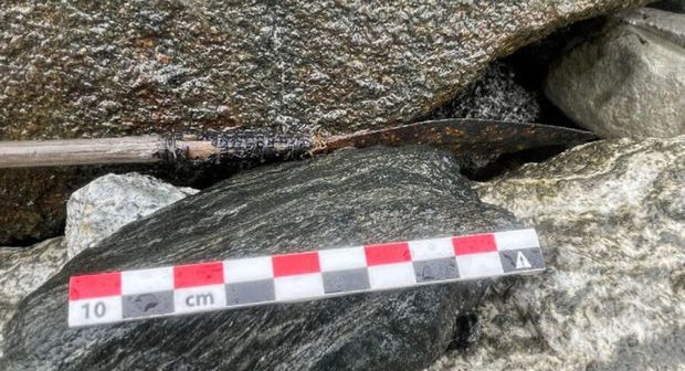 Arxeoloqlar Norveçdə əriyən buzlaqda 1500 illik ox tapdılar