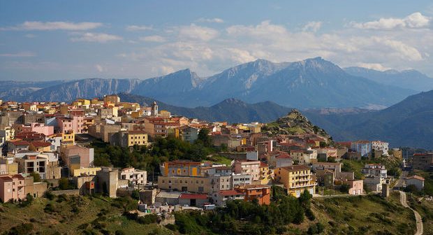 İtaliya Sardiniyada yaşamaq istəyənlərə 15 min avro təklif edir