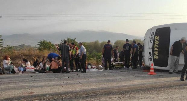 SON DƏQİQƏ: Toydan qayıdanlar ağır qəzaya düşdü: 17 yaralı – DƏHŞƏTLİ FOTOLAR
