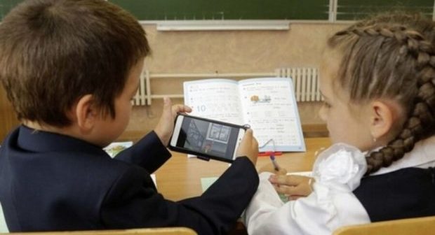 Rusiya məktəblilərinə sinifdə mobil telefon qadağan edilib