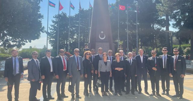 Türkiyədən Azərbaycana gələn nümayəndə heyəti Türk Şəhidliyini ziyarət edib