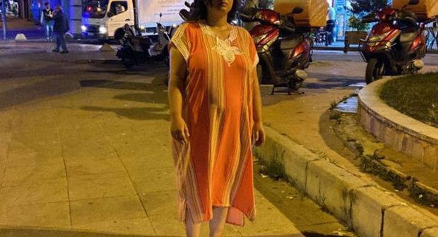 İstanbulda səkidə hərəkətsiz dayanan qadın polisi hərəkətə keçirdi – FOTO/VİDEO