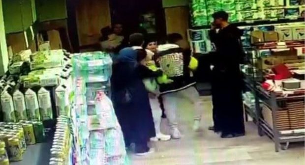 Türkiyədə satıcı qəbzi zibil qutusuna atdı: Mağazada dava düşdü – VİDEO