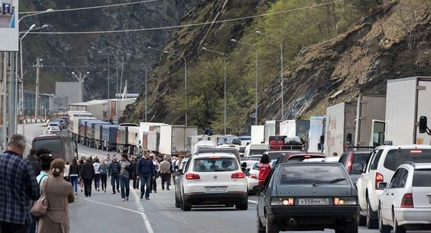 Ruslar Gürcüstanla sərhəddə tıxacda qalan avtomobillərini satırlar