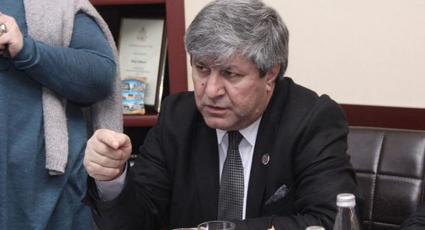Jurnalist Əvəz Zeynallı həbsdə olan iş adamının ailəsini şantaj edir – VİDEO