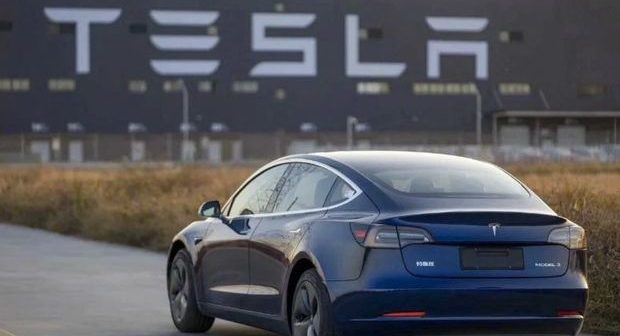 “Tesla” milyondan çox elektromobilini geri çağırır