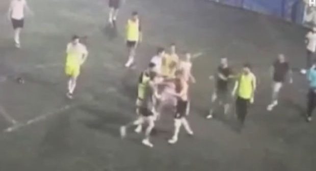 İstanbulda minifutbol yarışı döyüş meydançasına çevrildi – VİDEO