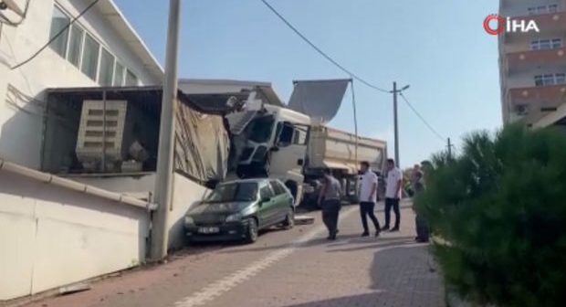 Türkiyədə yoxuşda park edilən yük maşı sürüşərək avtomobilləri və yaşayış evlərini yararsız hala saldı – VİDEO