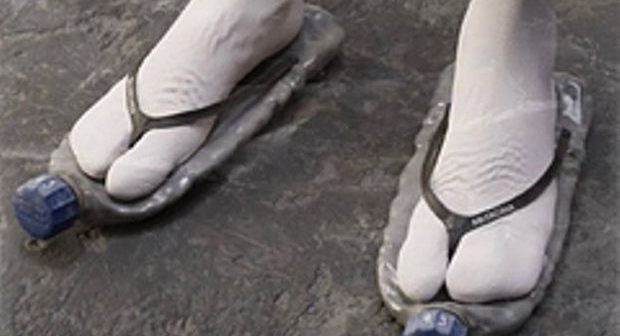 Dizayner plastik şüşələrdən 895 avroluq ayaqqabı hazırladı – FOTO