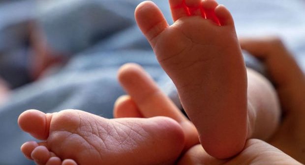 Rusiyada anasının qucağından düşən körpə həyatını itirdi