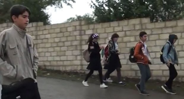 Qubada məktəblilərin nəqliyyat arzusu: Hər səhər ayaqla kilometrlərlə gedilən yol – VİDEO