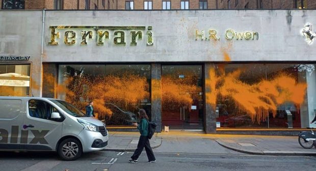 Londonda neft və qaz yataqlarının işlənməsinə qarşı olan fəallar avtosalonları boyadılar – FOTO/VİDEO