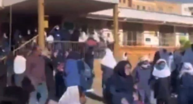 İranda polis orta məktəbdə qızların toplaşdığı zala gözyaşardıcı qaz atdı – VİDEO