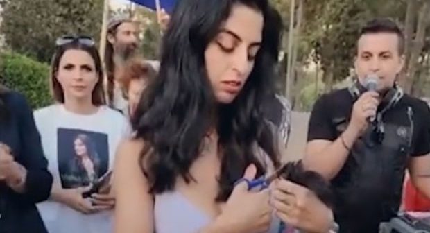 İsraildə etirazçılar İran qadınlarına dəstək olaraq saçlarını kəsdilər – VİDEO