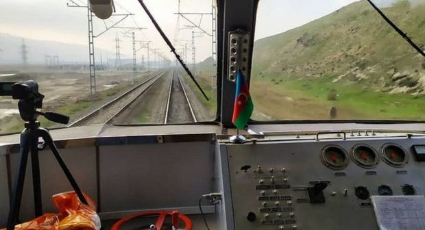 Bakıda qadın qatarın altında qalaraq öldü