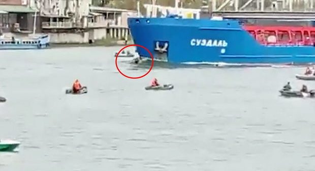 Nəhəng tanker üç balıqçının olduğu qayıqla toqquşdu – VİDEO
