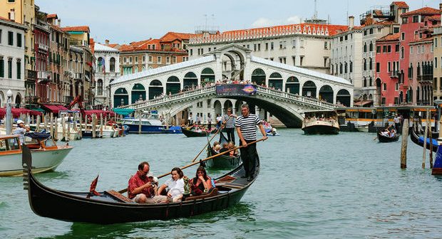 Fransız turistlər Venesiyada qayıq oğurlayıblar