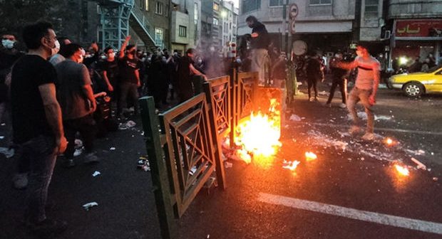 İranda molla rejimininə etiraz edən gənclər: “Xameneiyə ölüm olsun!” – VİDEO